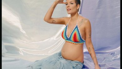 Photo of Halsey reveals she is pregnant with first child.