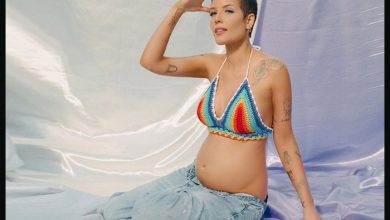 Photo of Halsey reveals she is pregnant with first child.