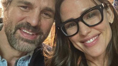 Photo of Jennifer Garner and Mark Ruffalo Reunite on Set of Their New Film: ‘Reconnecting with an Old Pal’