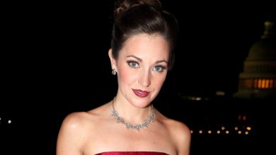 Photo of Broadway star Laura Osnes explains why she quit a show rather than get vaccinated.