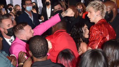 Photo of Conor McGregor and Machine Gun Kelly get into fight on VMAs red carpet.