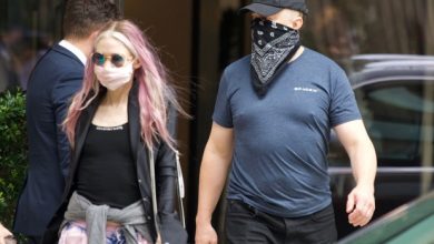 Photo of Elon Musk and Grimes leave NYC after late-night partying post-Met Gala.