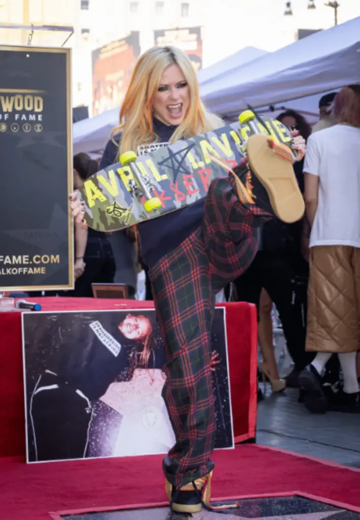 Photo of Avril Lavigne Couldn’t Resist Breaking Out Her Best Hoodie For The Star Ceremony